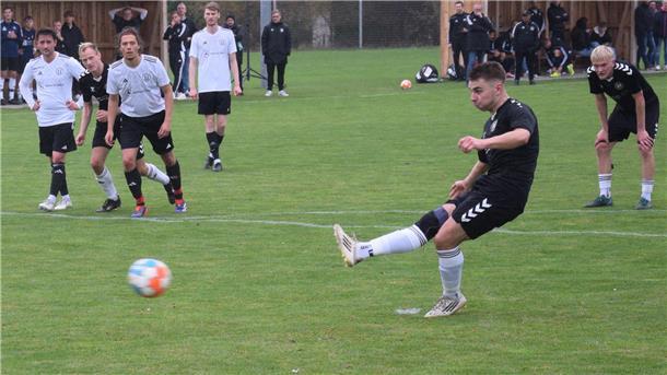 FC Nordheide schlägt Unterstedt II verdient mit 2:0 Das muss das 3:0 sein – aber der Strafstoß von Jannes Wilkens wird vom starken Unterstedter Torhüter Alexander Stein gehalten.