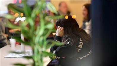 Das Nachtcafe ist eine Anlaufstelle für Menschen in einer seelischen Notsituation. Zwei ausgebildete Genesungsbegleiterinnen haben für alles ein offenes Ohr, können Betroffene auf Augenhöhe begegnen, weil sie selbst einmal in einer schweren psychischen Krise waren.