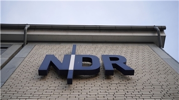 Das NDR-Logo am Landesfunkhaus Schleswig-Holstein: Die externe Überprüfung von Vorwürfen gegen Führungskräfte des Norddeutschen Rundfunks in Kiel und Hamburg.