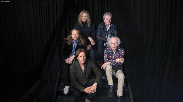Das neue Album „Mirror To The Sky“ der Band Yes beginnt mit dem psychedelisch angehauchten Uptempo-Song „Cut From The Stars“.