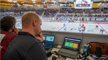 Auf einem Tisch vor einer Eisfläche steht ein Laptop der ein Analyseprogramm zeigt.