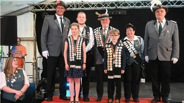 Das neue Bremervörder Königshaus ist komplett. An der Seite von König Jan Kompagne (Mitte) regieren Damenkönigin Petra Erxleben, Jugendkönig Felix Kröger sowie das Kinderkönigspaar Cataleya Mahnken und Marlon Prietz.