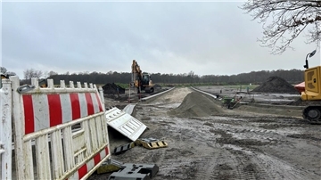 Arbeitsgeräte stehen auf einer Baustelle.