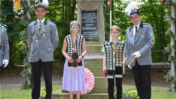 Das neue Kinderkönigspaar Cataleya Mahnken und Marlon Prietz wurde am Sonnabend von den Schützen Jens Heidemann (rechts) und Simon Brückmann am Kohlmann-Denkmal gekrönt.