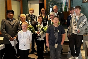 Königshaus Schützenfest SV Nordseebad Burhave - Links hinten: Hartmut Garbade, Femke Velthuis, Tonny Velthuis, Lasse Daehmlow. Links mittig: Dane Bernabe-Pareja, Ingrid Nemeyer, Kaddy Klöckner, Ute Daehmlow und Timon Grimm. Links vorne: Connor Schatzschneider und Joris Rühe.
