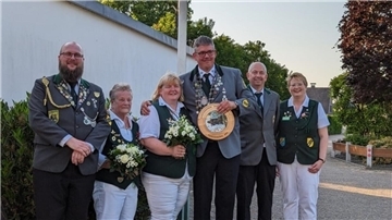 Das neue Königspaa in Spaden (von links): Hendrik Weber (2. Vorsitzender), Roswitha Fröse (Vizekönigin), Angela Rosche (Schützenkönigin), Sascha Klemusch (Schützenkönig), Klaus Herzog (Vizekönig) und Maja Schmonsees (1. Vorsitzende).