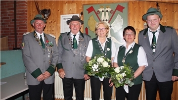 Das neue Ko¨nigshaus mit Schu¨tzenhauptmann Torsten Sulenski (von links), Ko¨nig Horst Semken, Ko¨nigin Christa Bru¨njes, Vizeko¨nigin Imke Go¨deke und Vizeko¨nig Timon Goch.