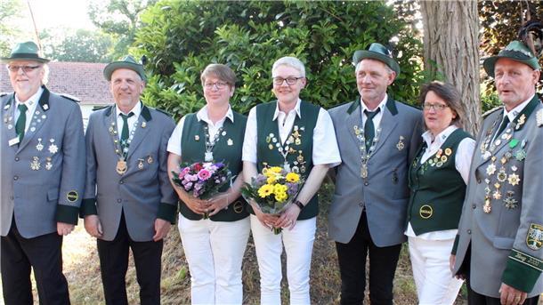 Das neue Ko¨nigshaus (von links): Vorsitzender Herwald Semken, Ko¨nig Andreas Kaluza, Ko¨nigin Sandra Henning, Vizeko¨nigin Maja Grotheer, Vizeko¨nig Michael Trenke sowie die Volksko¨nige Ute Rebien und Torsten Sulenski. Foto: Kistner