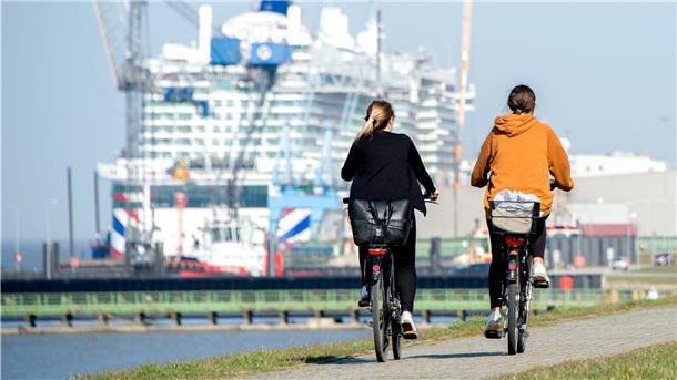 Das neue Kreuzfahrtschiff „Iona“ ist so riesig, dass sie schon von Weitem zu sehen ist. Im April kam sie von Papenburg nach Bremerhaven.