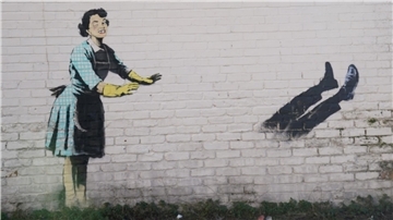 Das neue Kunstwerk des Straßenkünstlers Banksy - zu sehen im britischen Margate - hat den Titel „Valentine’s Day Mascara“.