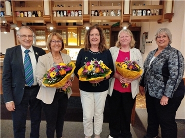 Gruppenfoto mit fünf Erwachsenen, einige halten Blumensträuße in der Hand. Das neue Leitungsteam der Arbeitsgemeinschaft (AG) Zeven der Rheuma-Liga Niedersachsen setzt sich wie folgt zusammen (von links): Georg Breitenbach, Carola Viebrock (Beisitzerin), Ulrike Benz (Teamleiterin), Anja Kieper (stellvertretende Teamleiterin) und Ante Breitenbach.