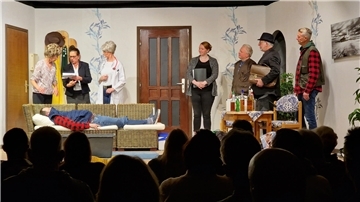 Das neue Stück der Theatergruppe Sürwürden-Alse, „Männersnööv - Leevst du noch oder büst al doot?“, feierte am Freitagabend in der Gaststätte „Kiek mol rin“ Premiere.