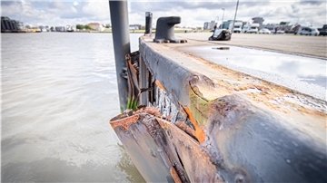 Das niederländische Frachtschiff „Eemslift Hendrika“ ist nicht das erste Schiff, das gegen die Südmole gekracht ist. Die Schäden müssen jetzt begutachtet werden.