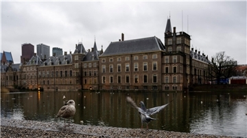 Das niederländischen Parlament in Den Haag. Laut der Untersuchungskommission wurden mit den Regeln gegen Sozialhilfebetrug von Abgeordneten schlechte Gesetze verabschiedet und von Gerichten nicht der Rechtsschutz der Bürger gewahrt.