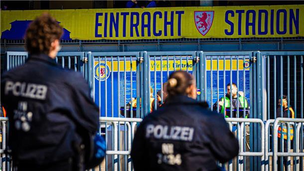 Braunschweig gegen Hannover - Ein Derby auf Bewährung Das Niedersachsen-Derby findet mit hohem Sicherheitsaufwand statt. (Archivbild)