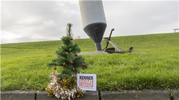 Das NZ-Weihnachtsbäumchen war wieder in Bremerhaven und im Landkreis Cuxhaven unterwegs. Was ist im Hintergrund zu sehen?