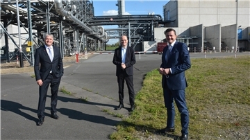 Das obligatorische Foto nach einem Besuch eines Spitzenpolitikers bei der Dow in Stade (von links): Dow-Chef Dr. Neldes Hovestad, CDU/CSU-Fraktionschef Ralph Brinkhaus und der CDU-Bundestagsabgeordnete Oliver Grundmann.