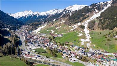 Das österreichische Bundesland Tirol hat in der Nacht vom 23. auf den 24. April die Quarantäne für Sölden, St. Anton am Arlberg sowie das gesamte Paznauntal inklusive Ischgl aufgehoben. Damit steht kein Ort in Tirol mehr unter Quarantäne.