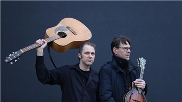 Das Oldenburger Duo "Svarne vom Dach" bestehend aus Sven Franzek und Arne Pertiet