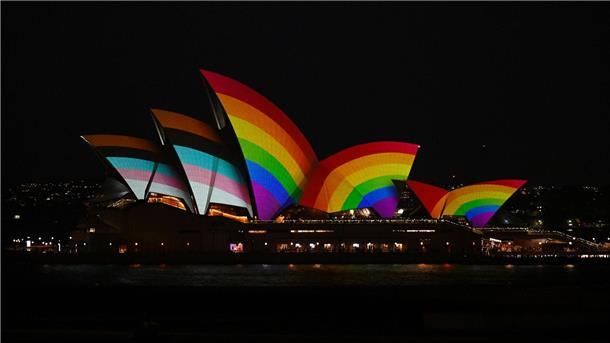 Das Opernhaus von Sydney ist mit der Progress Pride Flagge beleuchtet.