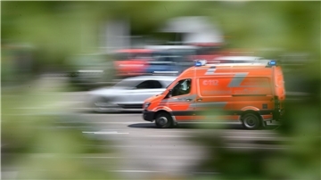 Das Opfer wurde schwerverletzt mit einem Rettungswagen in ein Krankenhaus gefahren (Symbolbild).
