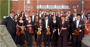 Orchester Hamburger Camerata mit Dirigent Andreas Borbe