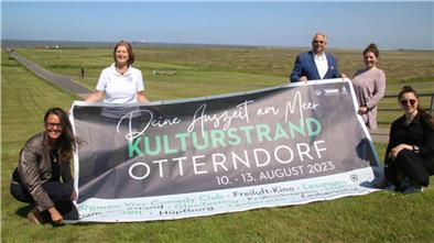 Das Orga-Team des Kulturstrandes Otterndorf hat die beliebte Veranstaltungsreihe wegen der anhaltend schlechten Witterung in die Seelandhallen Achtern Diek verlegt.