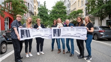Das Organisationsteam der Artspace freut sich auf die sechste Runde des Kunstfestivals und sperrt für den Fototermin schon einmal probehalber die „Alte Bürger“.