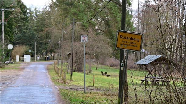 Das Ortseingangsschild des Lychener Ortsteiles Rutenberg. Der Brandenburger Verfassungsschutz sieht in dem Dorf in der Uckermark die Gefahr einer Ansiedlung der extremistischen Reichsbürgerorganisation „Königreich Deutschland“.