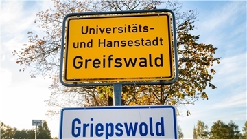 Das Ortsschild der Stadt Greifswald ist ebenso mit dem plattdeutschen Namen versehen.