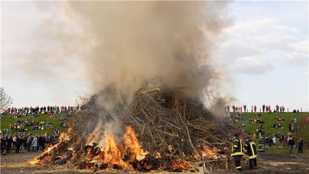 Osterfeuer in der Wesermarsch locken Tausende Besucher Das Osterfeuer in Burhave lockt traditionell viele Urlaubsgäste an. So war es auch in diesem Jahr. Vom Deich aus ließ sich das Spektakel am Sonntag gut beobachten.
