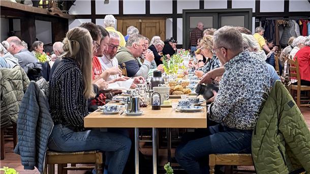 Menschen sitzen am Frühstückstisch im Heimathaus Sittensen. Der Heimatverein hatte zu der traditionellen Veranstaltung eingeladen.