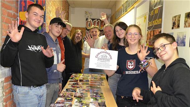 Eine Gruppe Menschen steht neben und vor einem Tisch