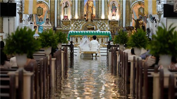 Philippinen: Paar watet in überfluteter Kirche zum Jawort Das Paar hatte die Kirche in Malolos schon vor zwei Jahren gebucht.