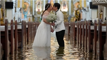 Das Paar wollte die Hochzeit unbedingt durchziehen.