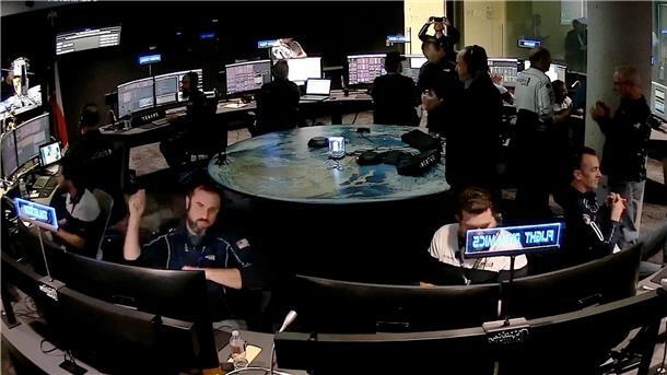 Das Personal im Kontrollraum in Houston feiert, nachdem das private Raumschiff auf dem Mond gelandet ist.