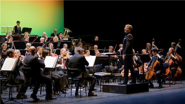 Das Philharmonische Orchester mit Generalmusikdirektor Marc Niemann spielte bei der Eröffnungsgala zur neuen Spielzeit im Stadttheater.