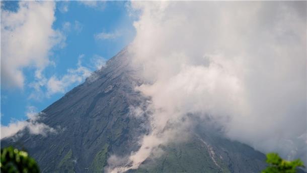 Das philippinische Institut für Vulkanologie und Seismologie erhöht den Status des Vulkans Mayon wegen „erhöhter Tendenz zu einer gefährlichen Eruption“ auf Alarmstufe 3.