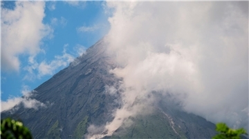 Das philippinische Institut für Vulkanologie und Seismologie erhöht den Status des Vulkans Mayon wegen „erhöhter Tendenz zu einer gefährlichen Eruption“ auf Alarmstufe 3.