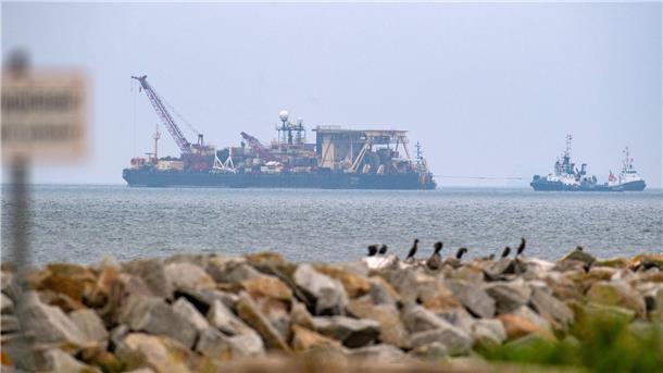Rügen: Verleger für Anbindung des LNG-Terminals angekommen Das Pipeline-Verlegeschiff ist an Rügens Küste eingetroffen.