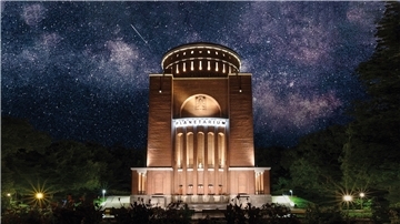 Das Planetarium in Hamburg steht unter Denkmalschutz. Es feiert 90. Geburtstag.