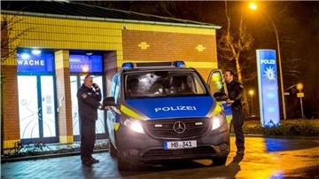 Ein Polizeiwagen vor einer Polizeiwache. 