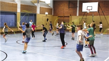 Das Präventionsprogramm der Deutschen Herzstiftung ‚‚Skipping Hearts‘‘ macht Kindern Spaß und erhöht die Freude an Bewegung. 