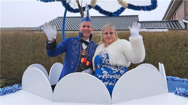 Die schönsten Fotos vom Karneval in Wehdel: Was für ein bunter Umzugstrubel Das Prinzenpaar Holger I. und Maike I. sind startklar für den Umzug.