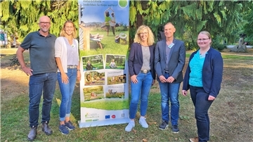 Das Projektteam steht zusammen.