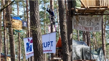 Das Protestcamp darf laut Gericht zunächst bleiben. Dagegen hat die Brandenburger Polizei Beschwerde eingereicht.