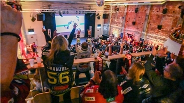 Fans der Fischtown Pinguins jubeln beim Public Viewing im Apollo Bremerhaven.
