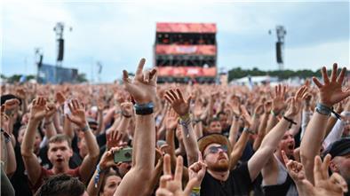 Das Publikum des Deichbrand-Festivals hebt die Hände für die Band "Rogers". 