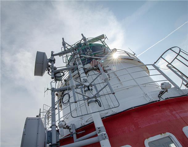 Das Radar thront über allen Fühlern, Antennen und Messeinrichtungen, die am Leuc...