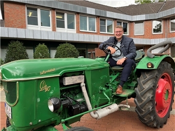 Schiffdorfs Bürgermeister Henrik Wärner auf seinem Oldtimer-Trecker Deutz 40 